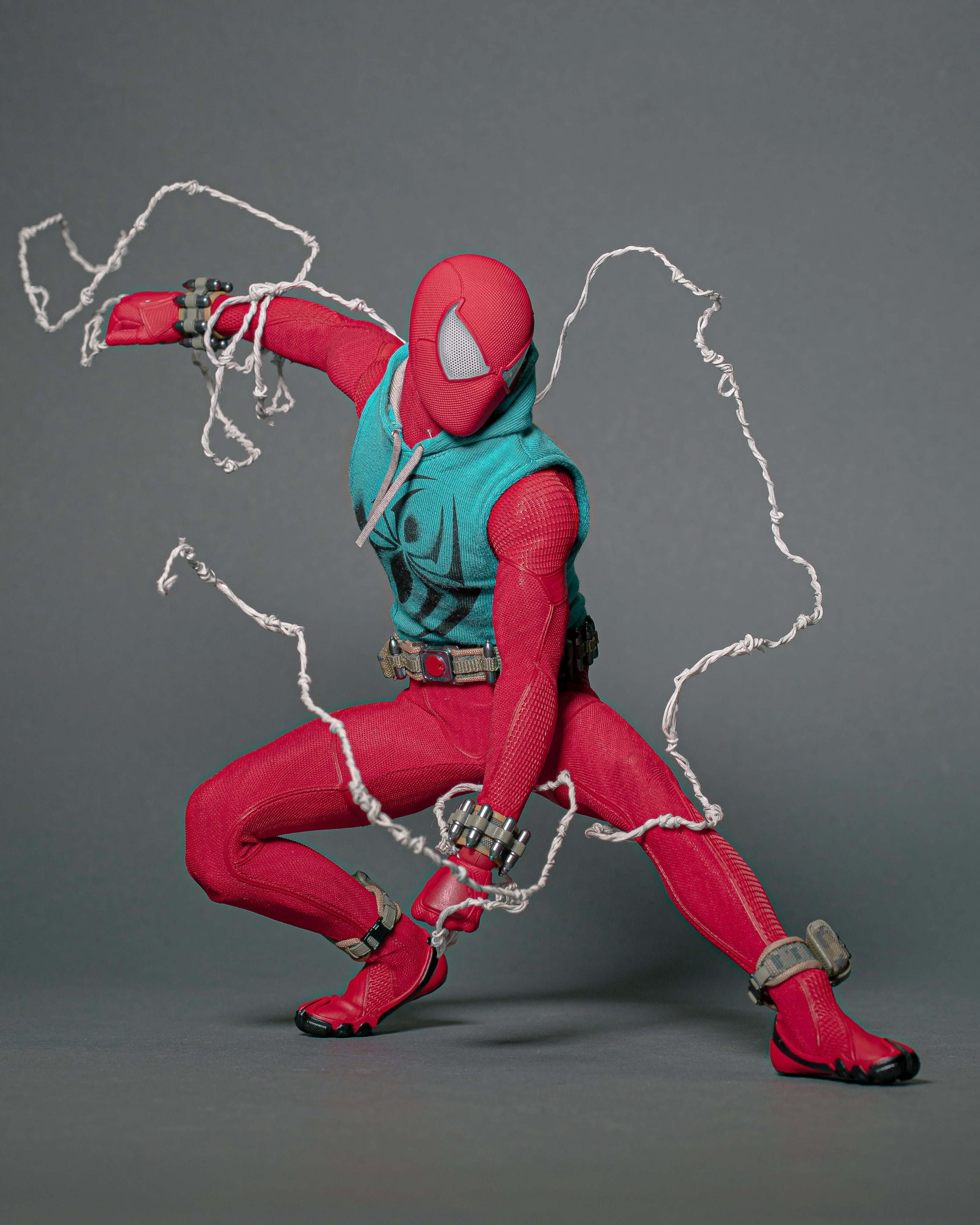 Hot Toys VGM34 Spiderman PS4 Scarlet Spider Suit 1/6 Scale Collectibles Figure - Image 4